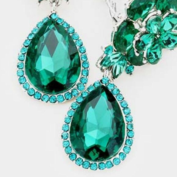Flower Emerald Green Crystal Teardrop Dangle Clip on Earrings  NWT - Picture 3 of 6